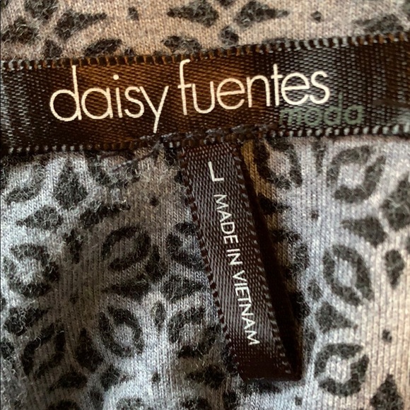 Daisy Fuentes Gray & Black Print Top Large - Picture 5 of 5